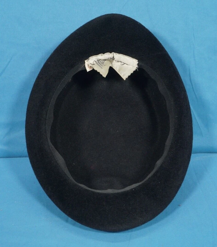 Antigo Chapéu Vagabundo Miss Margo Veludo Preto Derby ARCO DE TULE DE PENA Lados Enrolados - Imagem 4 de 4
