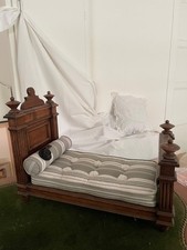 Ancien lit en bois pour poupée