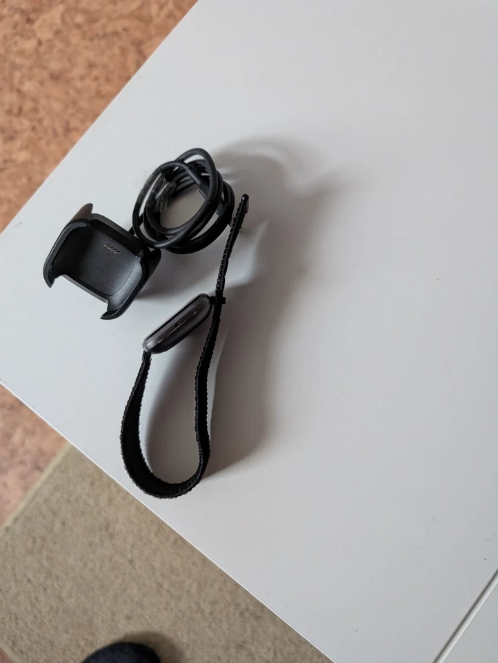 Fitbit Versa 2 Schwarz mit Klettarmband Smartwatch - Bild 2 von 2