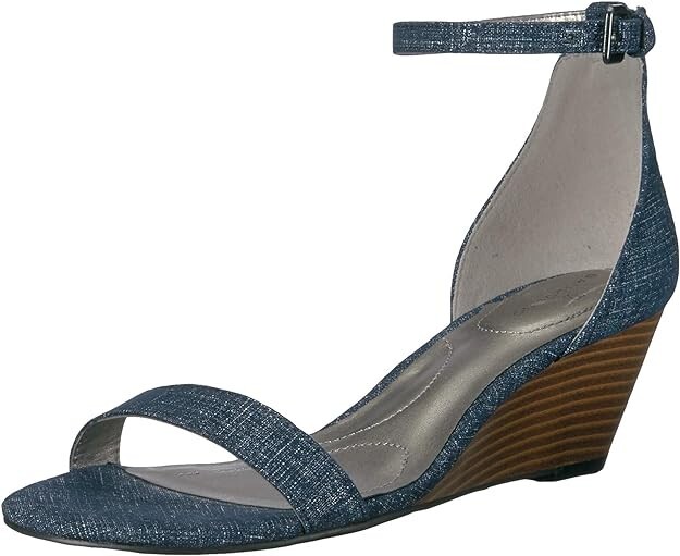 Sandalia de cuña Bandolino Omira para mujer, tela denim/azul oscuro, talla 6, nueva en caja