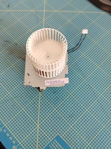 Bosch BFL634GS1/07 Mikrowelle Lüftermotor mit Lüfterflügel 12006669 00659331