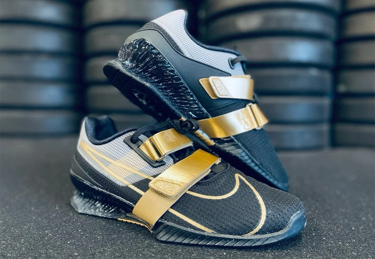 SAOLA Nike Scarpe da Sollevamento Pesi Uomo Romaleos 4 Nero Oro Metallizzato 7.5 8 10.5 12