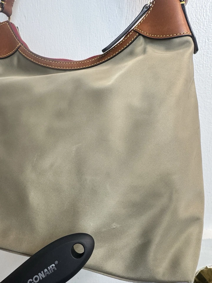 Bolso Hobo Dooney & Bourke Camden Nylon con Bolsa de Cosméticos - Bronceado Foto 4 de 4