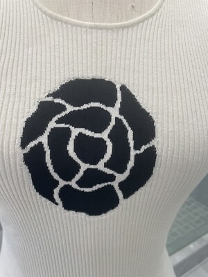 シャネル　カメリア　タンクトップ　40 CHANEL WHITE SLEEVELESS TANK TOP WITH CAMELLIA FLOWER SIZE 40 | eBay