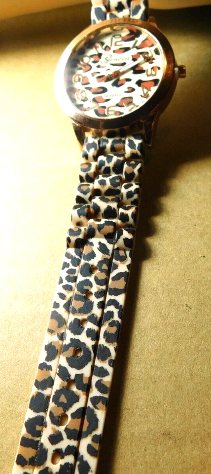 Reloj para mujer Geneva~Cuarzo Estampado Leopardo Banda Grande Redondo Cara Números Foto 2 de 4