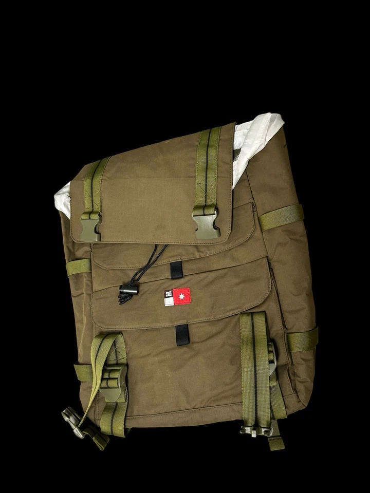 DC Shoes Mochila Cuadrada Hombre 16x13.5 Verde Oliva Grandes Bolsillos Cuadrados Militar Foto 3 de 4