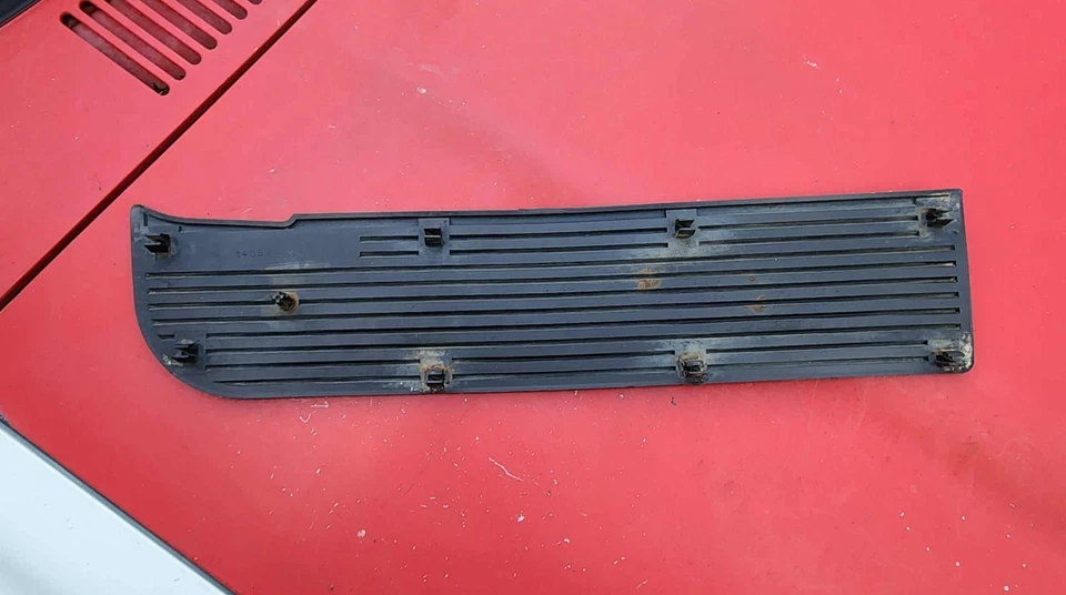 Parachoques trasero Mazda B2200 B2600I 1987-1993 OEM almohadilla de paso parte lateral derecha #UB3950240 Foto 3 de 4