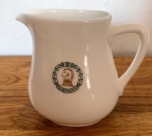 Royal Doulton kleines Sahnekännchen für Simpson im Strand Restaurant NEU.