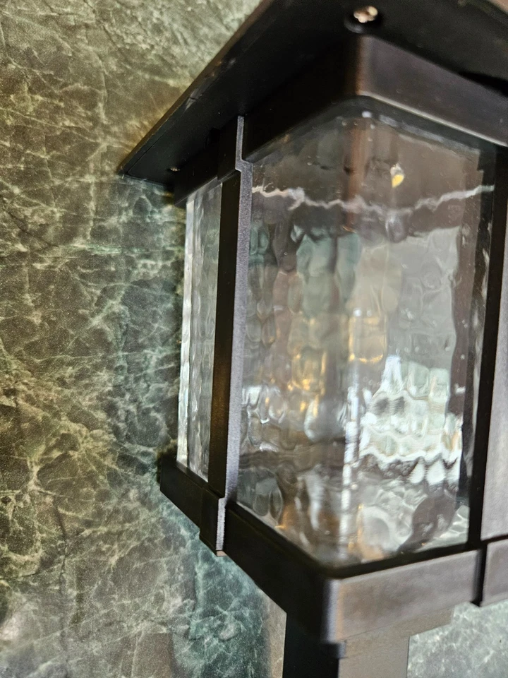 Luz de estaca cuadrada solar Moonrays con lente texturizada LED blanco cálido (15 lúmenes) Foto 4 de 4