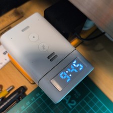 Amazon Echo Flex with Alexa – with Official Clock Module – UK Model BARGAIN