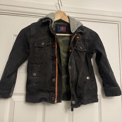 Schwarze Jeansjacke mit Kapuze und Reißverschluss gewaschen Alter 7