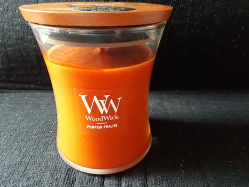 WoodWick Medium Hourglass Scented Candle Pumpkin Praline 9.7 oz - Picture 4 of 4