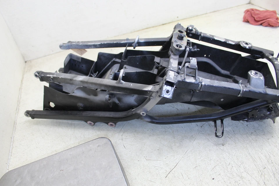 Suzuki GSXR600 2001 OEM subchasis trasero submarco trasero con bandeja de batería G6 Foto 3 de 4