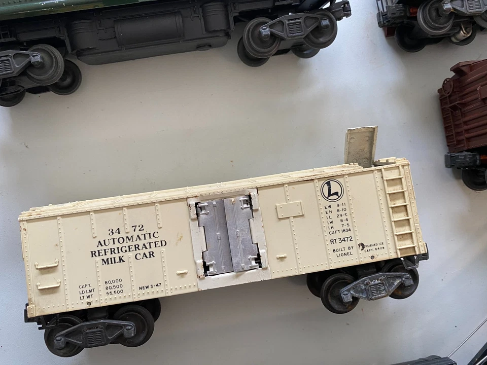 Lionel O Gauge train car lot of 5 postwar freight dumper crane cattle caboose - Image 2 of 4