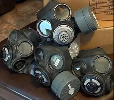 CANADIAN MILITARY GAS MASK VINTAGE ****
