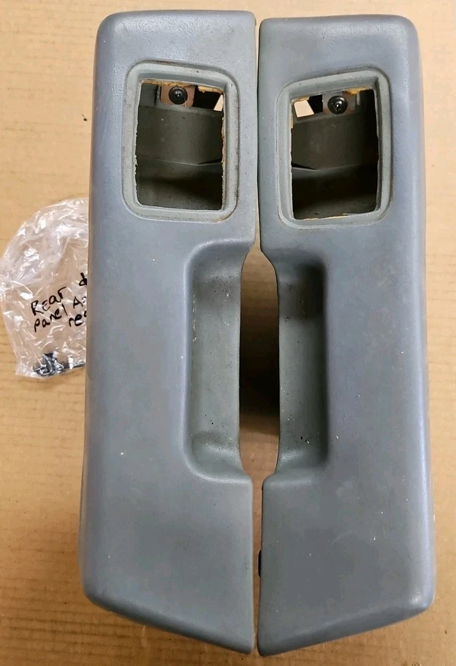 Chevrolet Caprice Delta 88 1977-1985, reposabrazos laterales traseros diestros y diestros almohadillas del panel de la puerta Foto 3 de 4