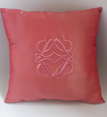 KLEINES SEIDENKISSEN KORALLE LOEWE BESTICKT ANAGRAMM 30 cm x 30 cm