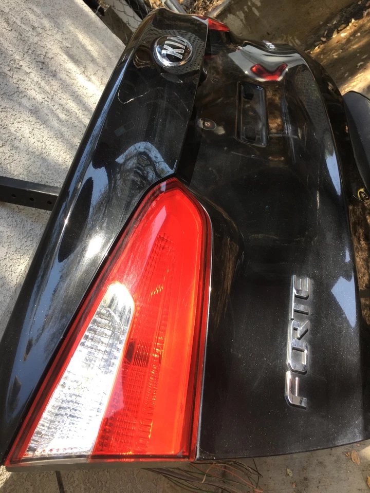 Tapa maletero Kia Optima EX 2011-2013 negra con retroiluminación OEM buen estado Foto 2 de 4