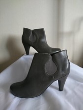 Image of CLARKS GREY LEATHER HEELED CHELSEA ANKLE BOOTS UK 8-NEW.