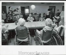 1980 Press Photo Tom Lynch entertains at nursing home - lra60479