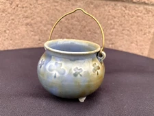 IRISH PORCELAIN WADE SHAMROCK CLOVER CAULDRON POT W/HANDLE ST PATRICK'S DAY READ