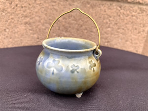 IRISH PORCELAIN WADE SHAMROCK CLOVER CAULDRON POT W/HANDLE ST PATRICK'S DAY READ
