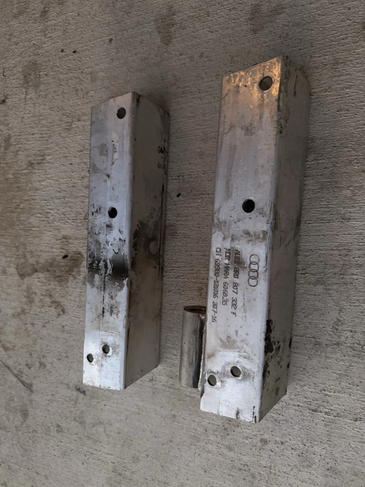 15-18 Porsche Macan 95B Front Right and Left Side Reinforcement Bar Holders - Изображение 2 из 3