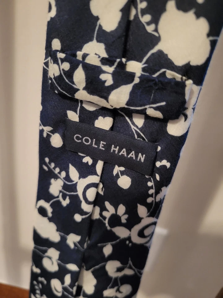 Corbata floral azul marino Cole Haan para hombre ¡NUEVA! Nuevo con etiquetas Foto 2 de 2