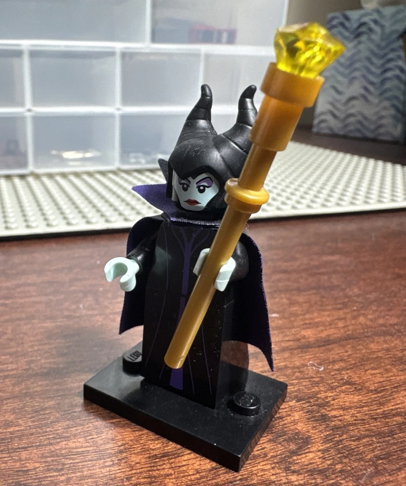 Minifiguras colecionáveis LEGO DISNEY série 1 71012 - Maléficiente (SELADO) - Imagem 2 de 4