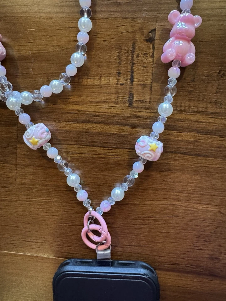 Cadenas de correa bandolera hechas a mano para teléfono celular con dijes de oso, juguete, perlas. Foto 3 de 3