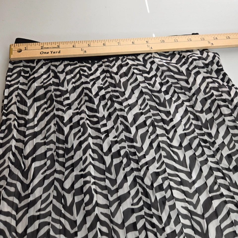 Falda corta con estampado de cebra en blanco y negro talla XL 14/16 Faded Glory para niñas Foto 4 de 4