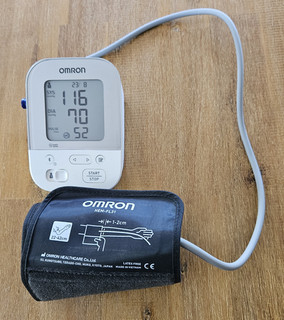 Omron X4 Smart Blutdruckmessgerät Weiß