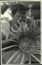 1987 Press Photo Liz Lapham, Basket Weaver at Syracuse Craft Fair in New York