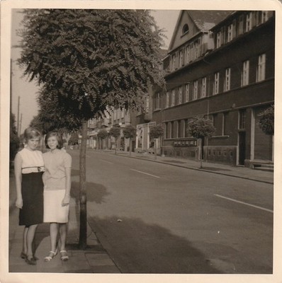 Vintage Foto schöne junge Frauen am Straßenrand 1964 Mode Momentaufnahme