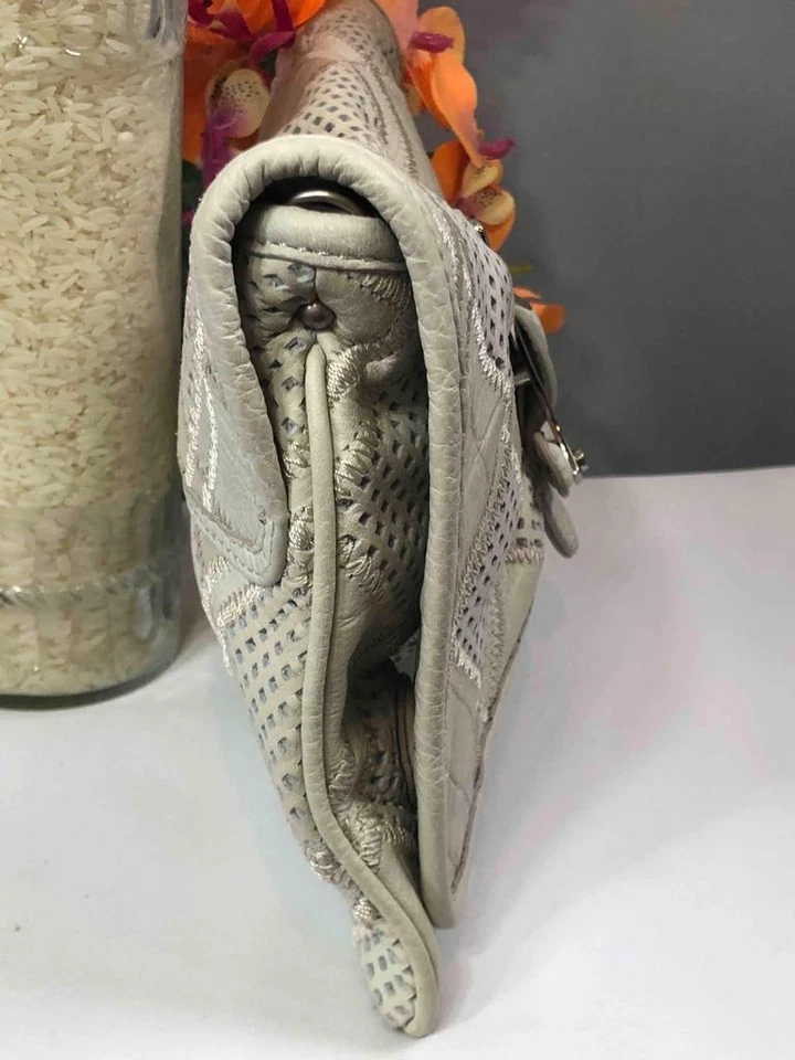 Embreagem grande perfurada cinza claro B. MAKOWSKY - Imagem 4 de 4