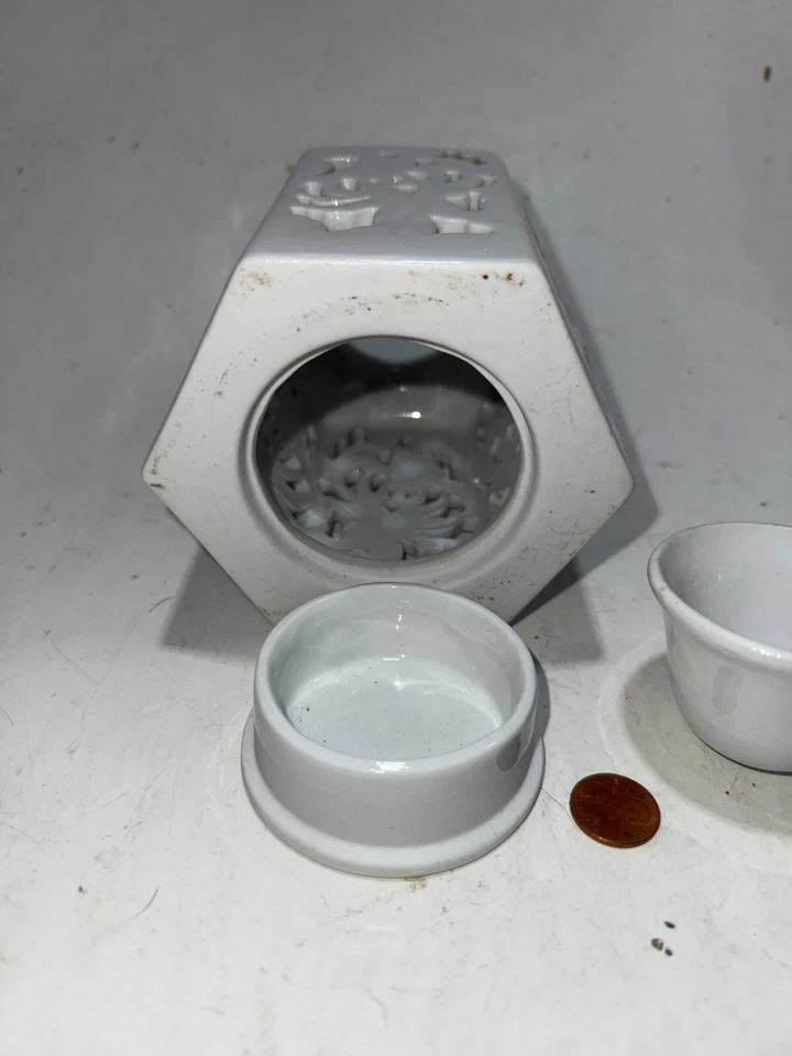 Восковая горелка с крышкой с белым вырезом дизайн фарфор 6,5 дюйма высота - Изображение 2 из 4