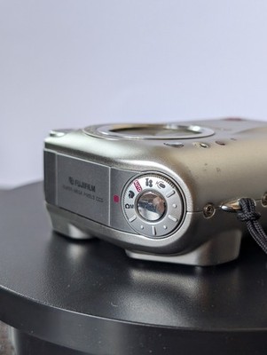 付属品付【完動美品】FUJIFILM FinePix F601 シルバー Fujifilm FinePix F Series F601 Zoom 3.1MP Digital Camera
