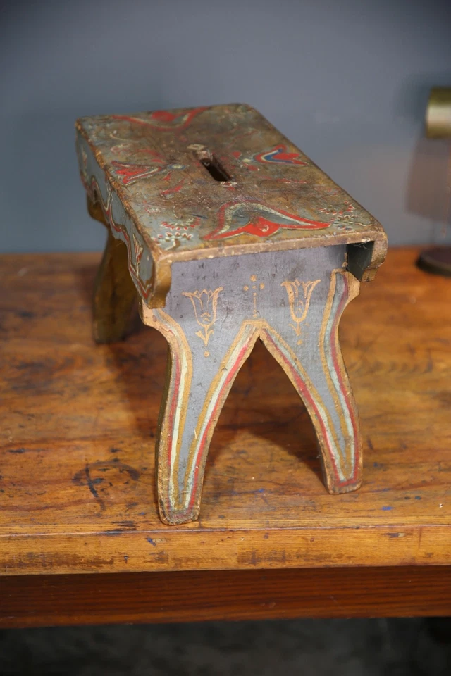 Antiguo taburete de granja Country Primitive 1830-1890 pintado pequeño banco de madera rústico Foto 2 de 4