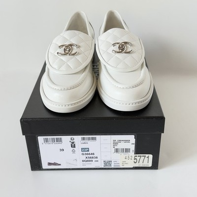 CHANEL ホワイト キルティング ローファー New Chanel White Quilted Leather Loafers with CC Logo, Italy 39