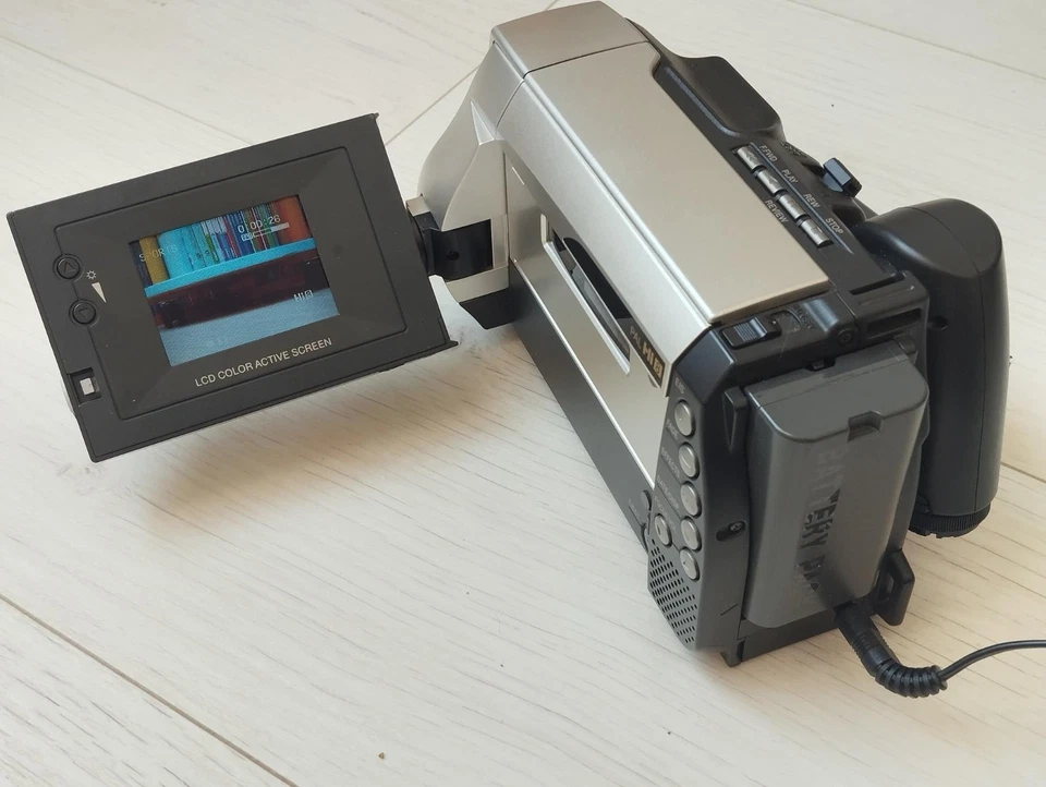 Caméra Hitachi VM-H755LE / Camescope Hi8 Avec chargeur et câble TV / Fonctionne - Photo 2/4