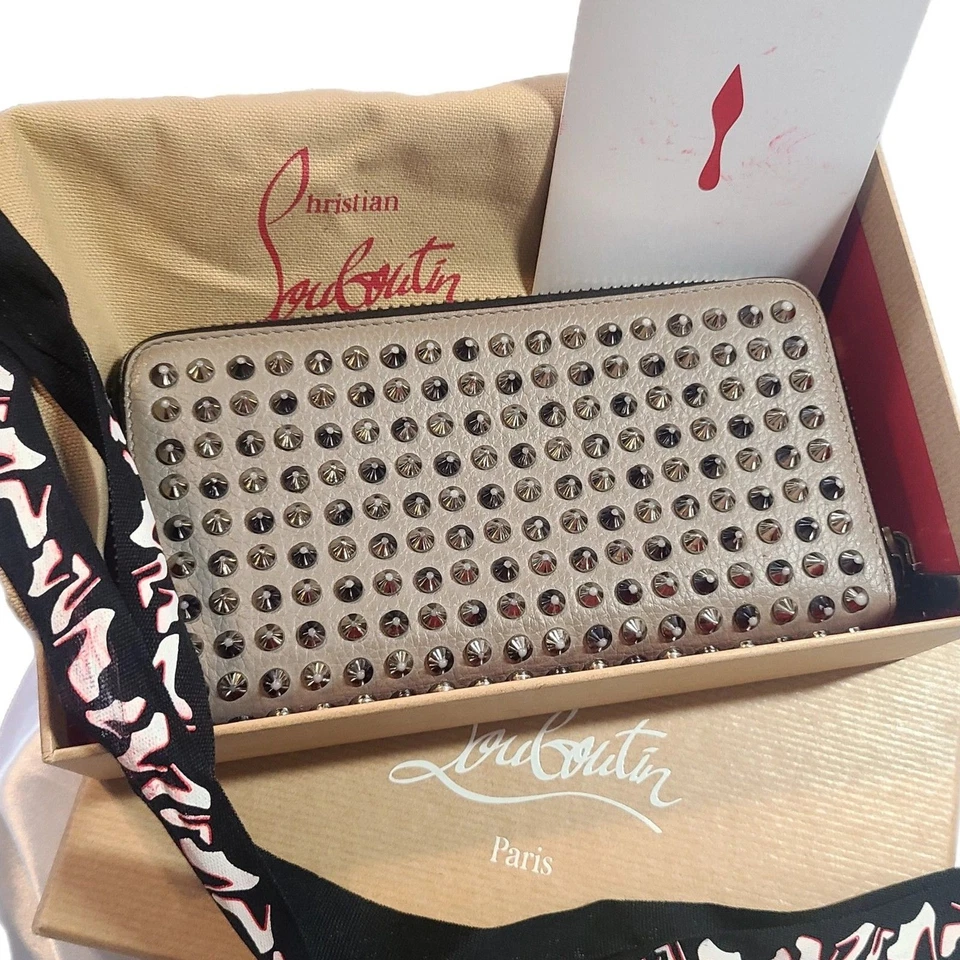 Christian Louboutin Couro Cinza Prata Cravejado Panettone Carteira Longa e Caixa Muito Bom Estado Usado - Imagem 2 de 4