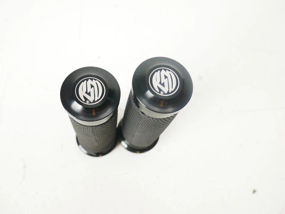 Empuñaduras rastreadoras de máquina de diseño Roland Sands negras para Harley Touring Foto 2 de 4