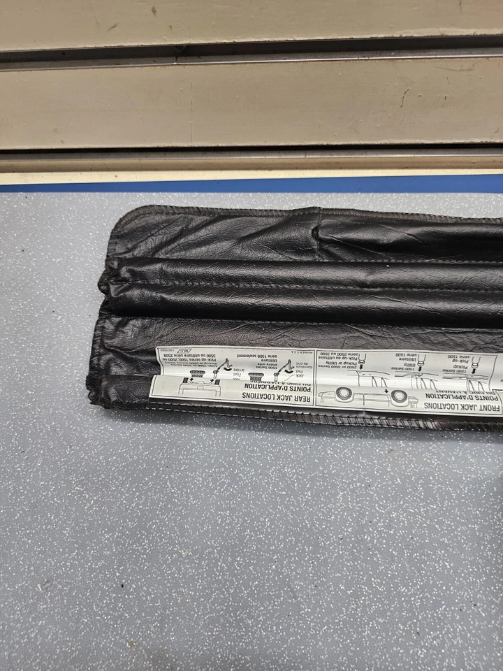 07-14 Silverado Tahoe Sierra Yukon Kit de gato de emergencia de neumático de repuesto con juego de herramientas Foto 2 de 4