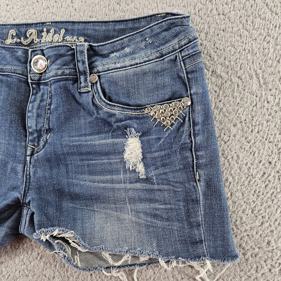 Shorts jeans feminino LA Idol 11 azul desgastado denim recorte bolsos de strass - Imagem 4 de 4