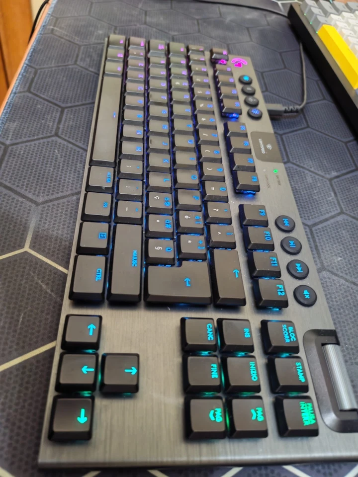 Logitech G915 TKL Wireless Gaming Tactile Tastiera, LAYOUT ITALIANO  - Immagine 2 di 3