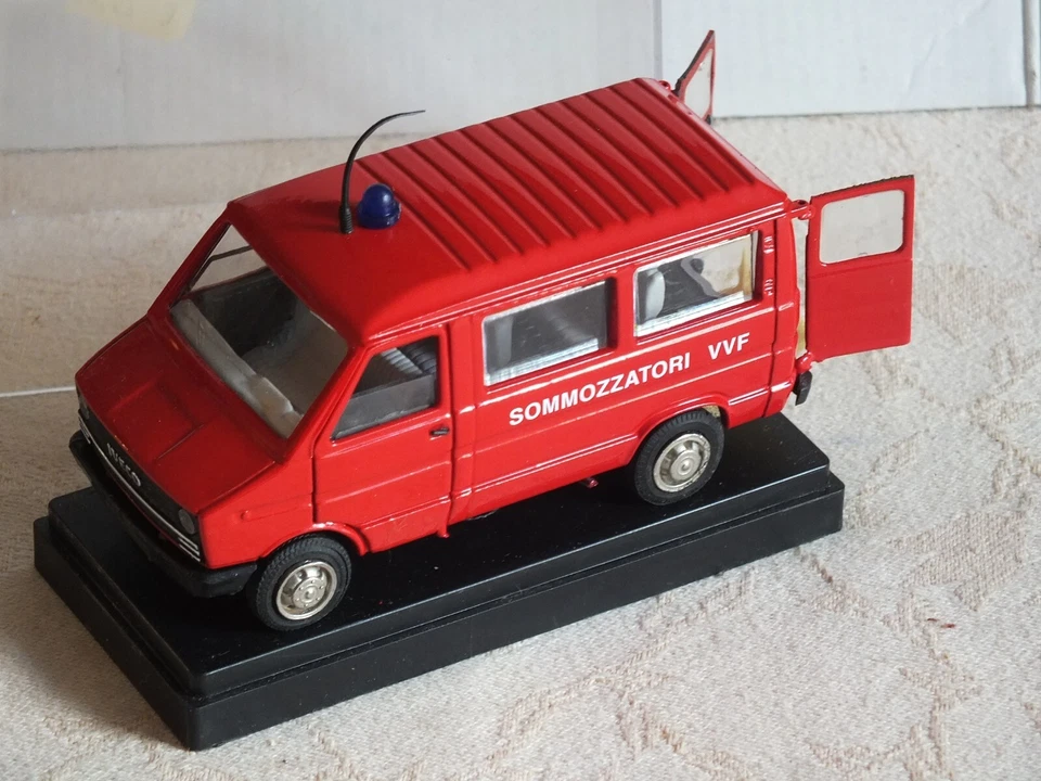 OldCars 1:43 FIAT IVECO DAILY SOMMOZZATORI VVF prima serie Nuovo/vetrina - Immagine 2 di 3