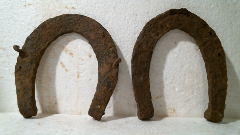 Two Antique Iron Horse Shoes Virginia Farm Battlefield Possibly Civil War a-img-1