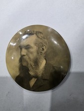 Antiguo botón de foto de metal del hombre con barba del siglo XIX mide 5"