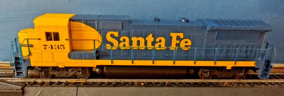 HO Scale Walthers Trainline Santa Fe GE Dash 8 40B No 7435 - Image 2 of 4