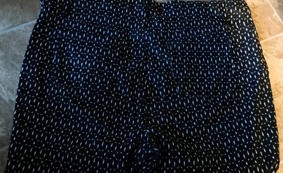 Faded Glory 2x Capri Stretch Pull-on Pants Black White Geometric - Image 2 of 4